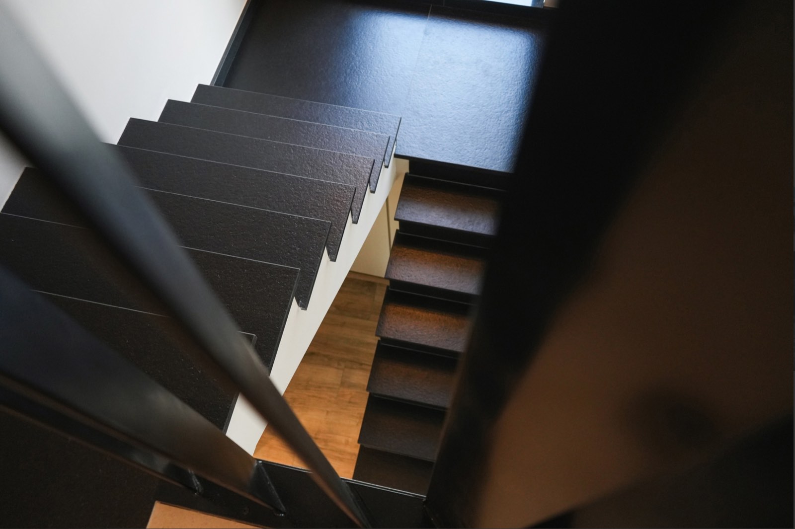 Escalier noir vu d’en haut
